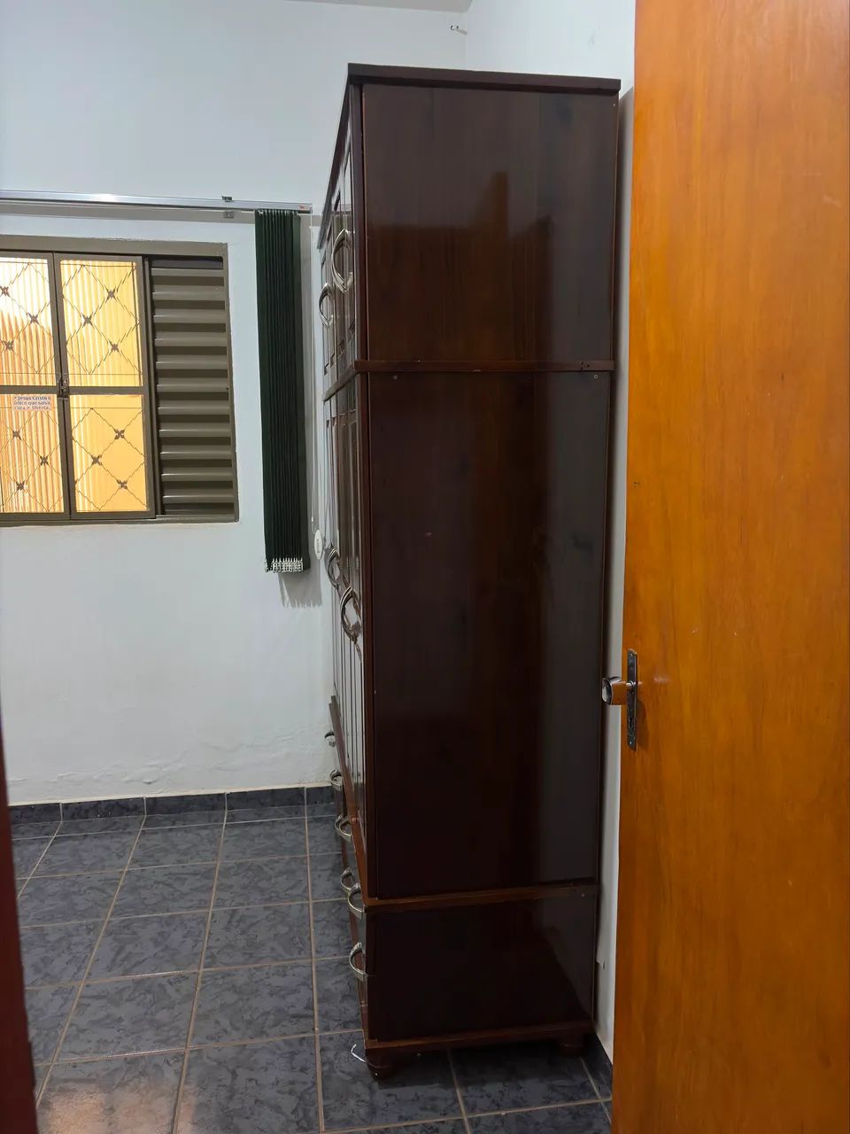 Guarda-roupa de madeira - resistente e bem conservado - Foto 3