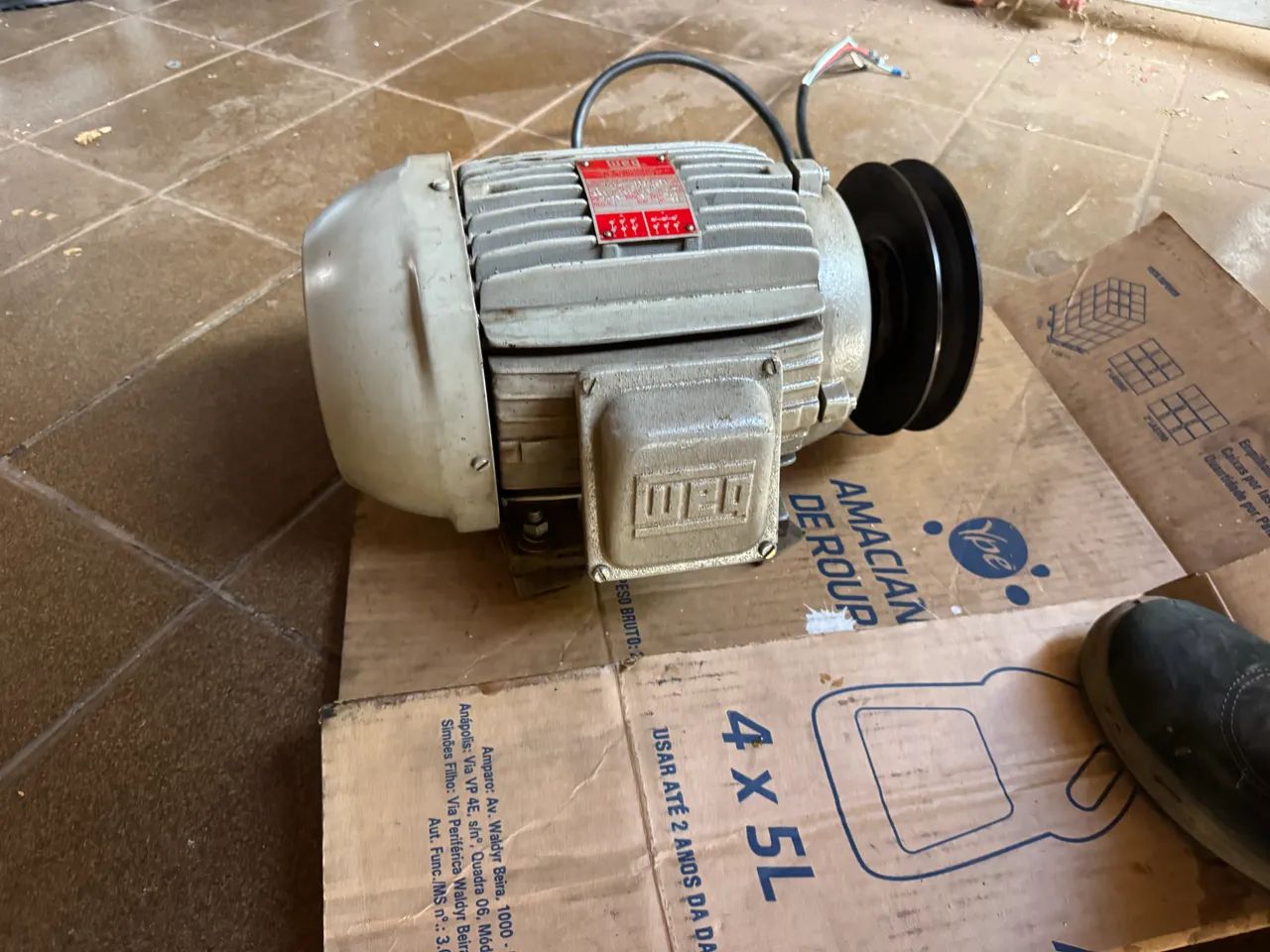 Motor elétrico Weg 5cv 220v 380v 8,7A trifásico  - Foto 3