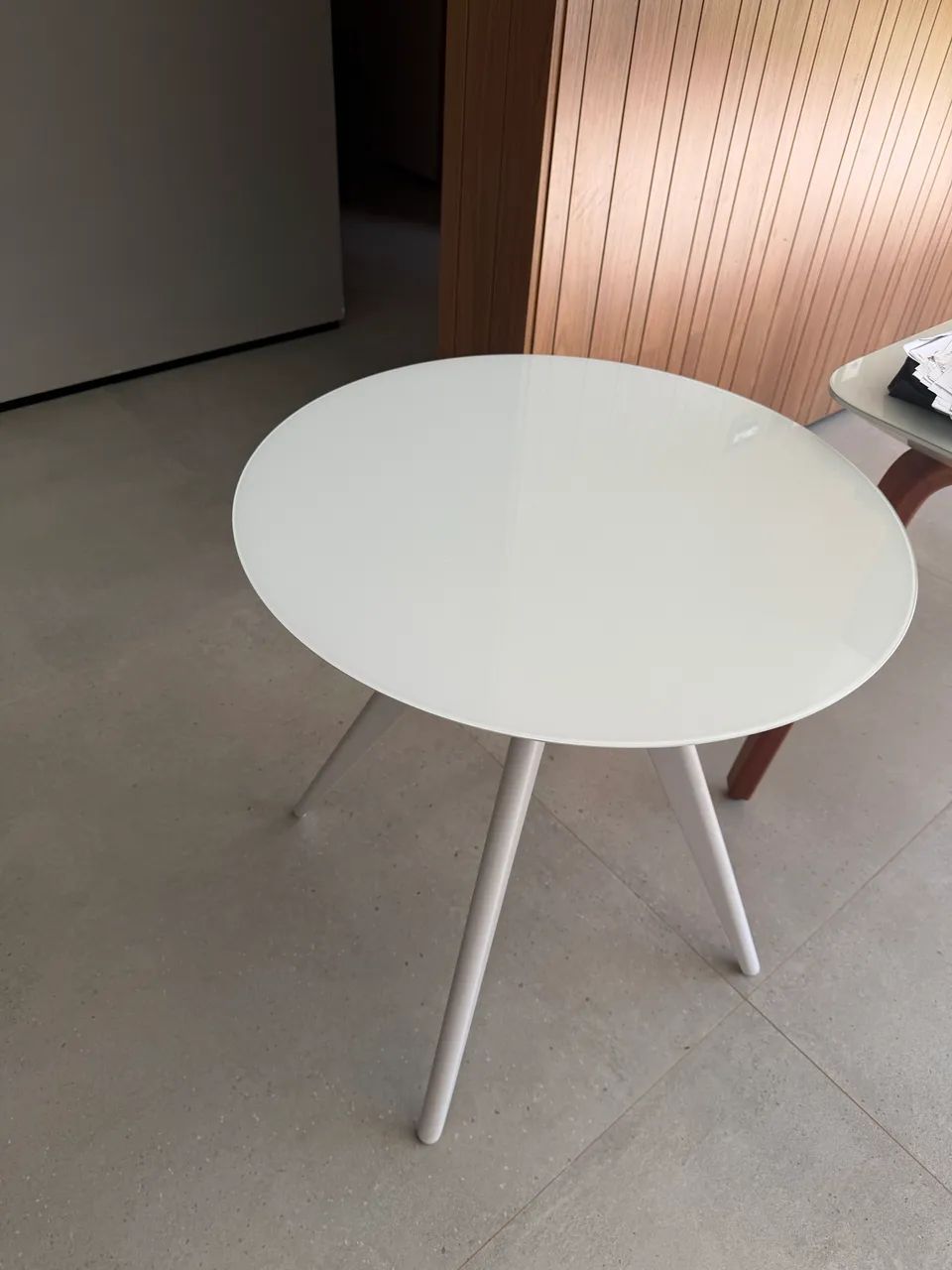 Mesa lateral laqueada impecável  - Foto 5