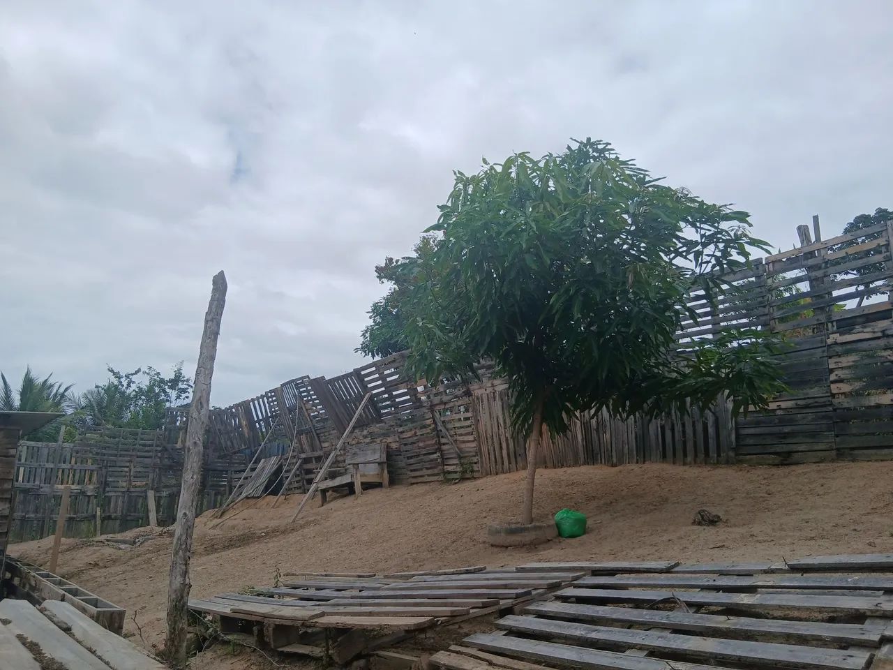 Vende-se um terreno 