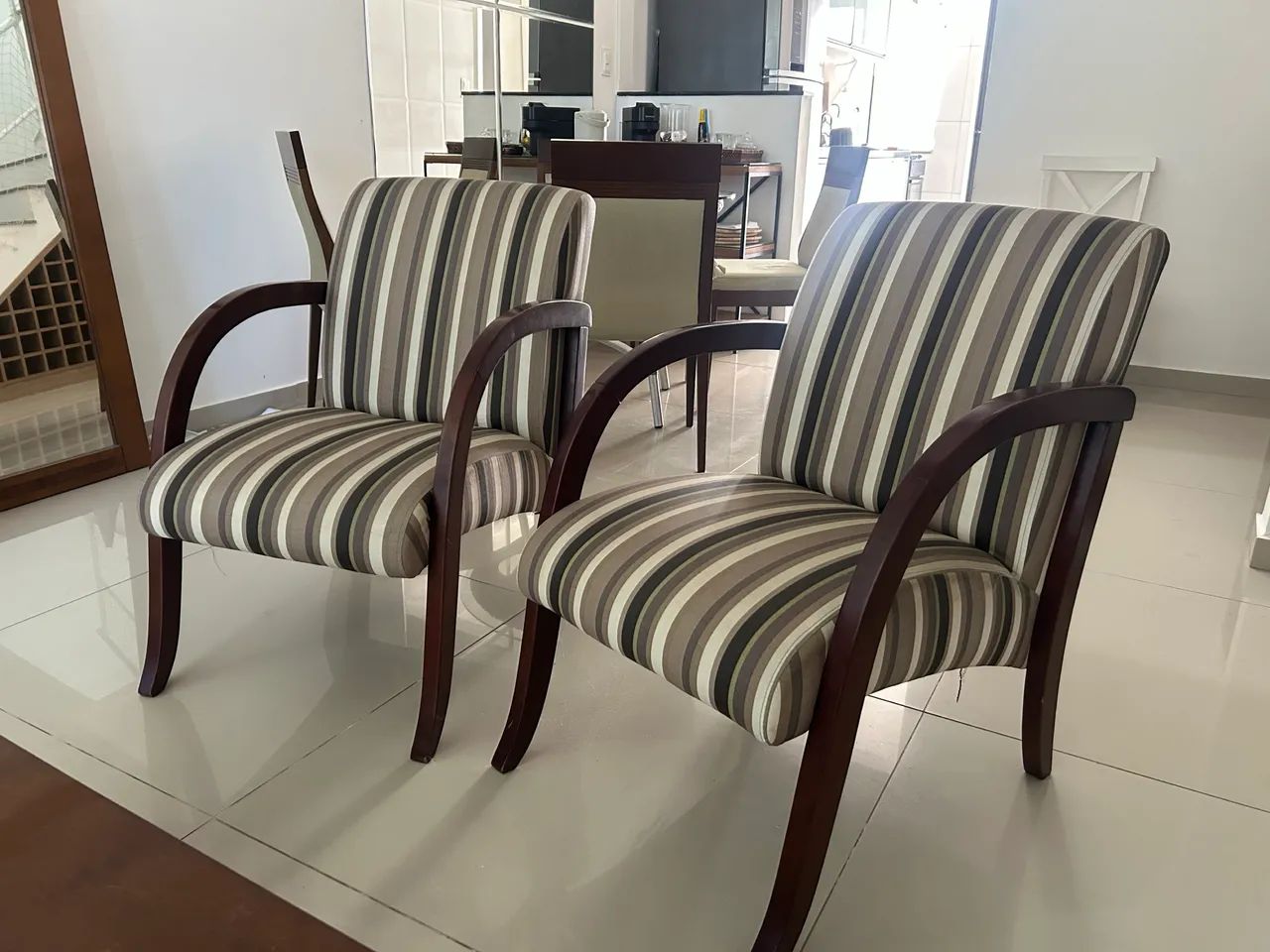 Dupla de poltronas estofadas em madeira - Foto 4
