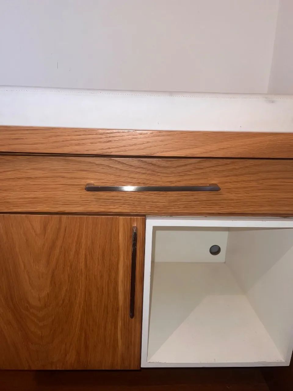Maca de madeira com gaveta e armário  - Foto 4