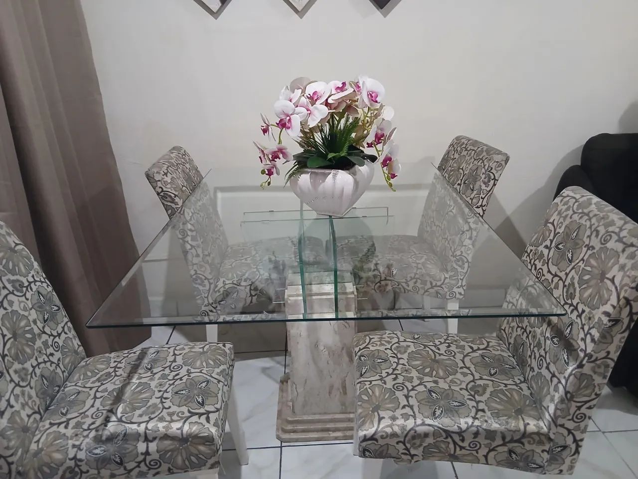 Mesa de pedra de mármore e topo de vidro