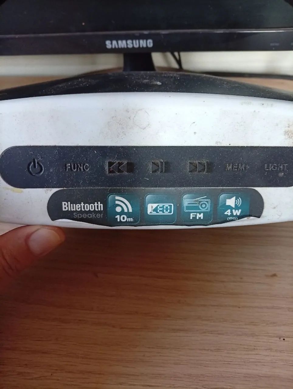 Caixa de som Bluetooth com rádio FM e lanterna com defeito  - Foto 5