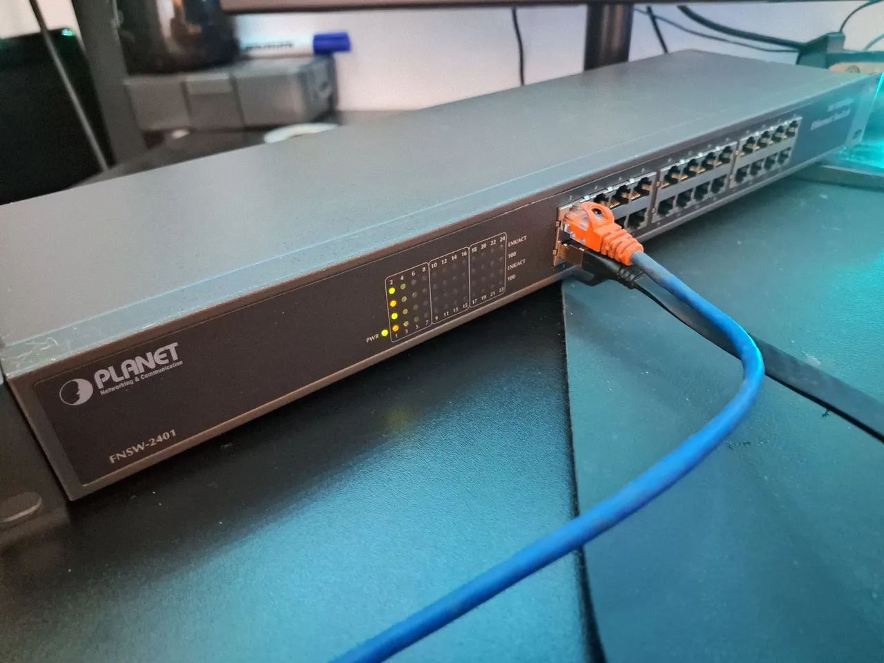 Switch Ethernet 24 Portas 10/100 Rack 19 - Planet FNSW-2401