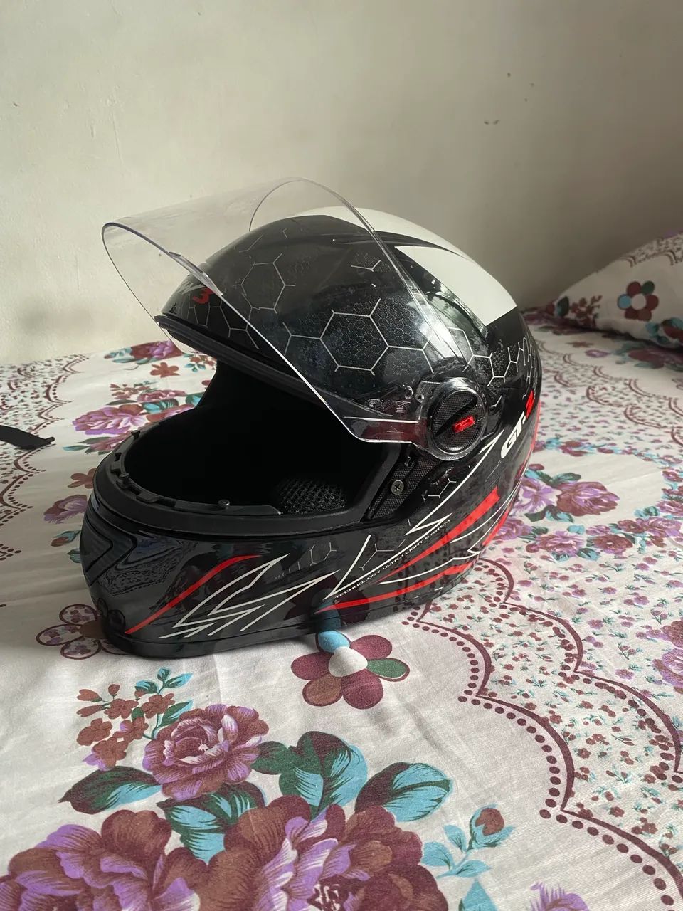 Capacete Fechado Gt 2 Fw3 Cor Preto/Vermelho