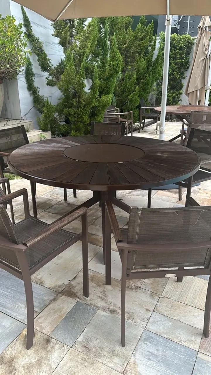 Mesa com cadeiras area externa francciano