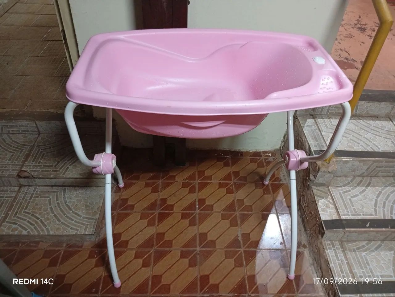 Banheira infantil com suporte.