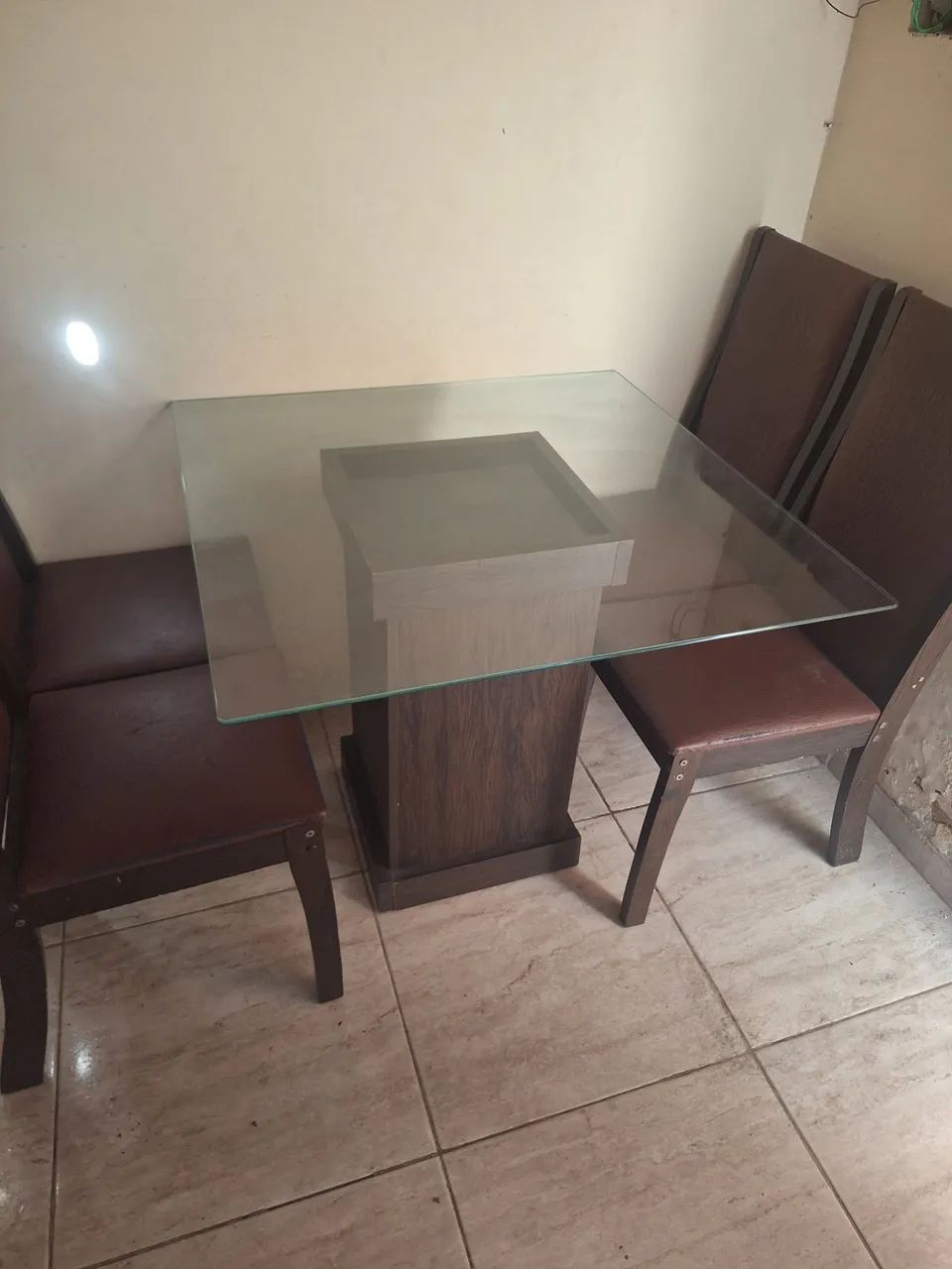Mesa com 4 cadeiras em bom estado no precinho - Foto 3