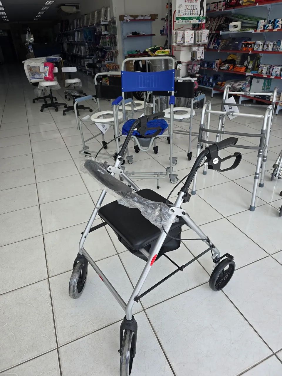 Andador com assento, cesta e 4 rodas Mercur - Foto 3