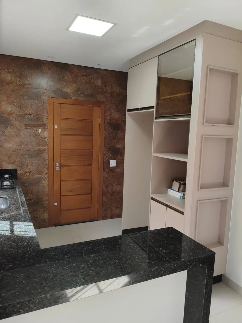 CASA PARA LOCAÇÃO | 1 SUÍTE + 2 QUARTOS, COZINHA MOBILIADA E JARDIM - Foto 5