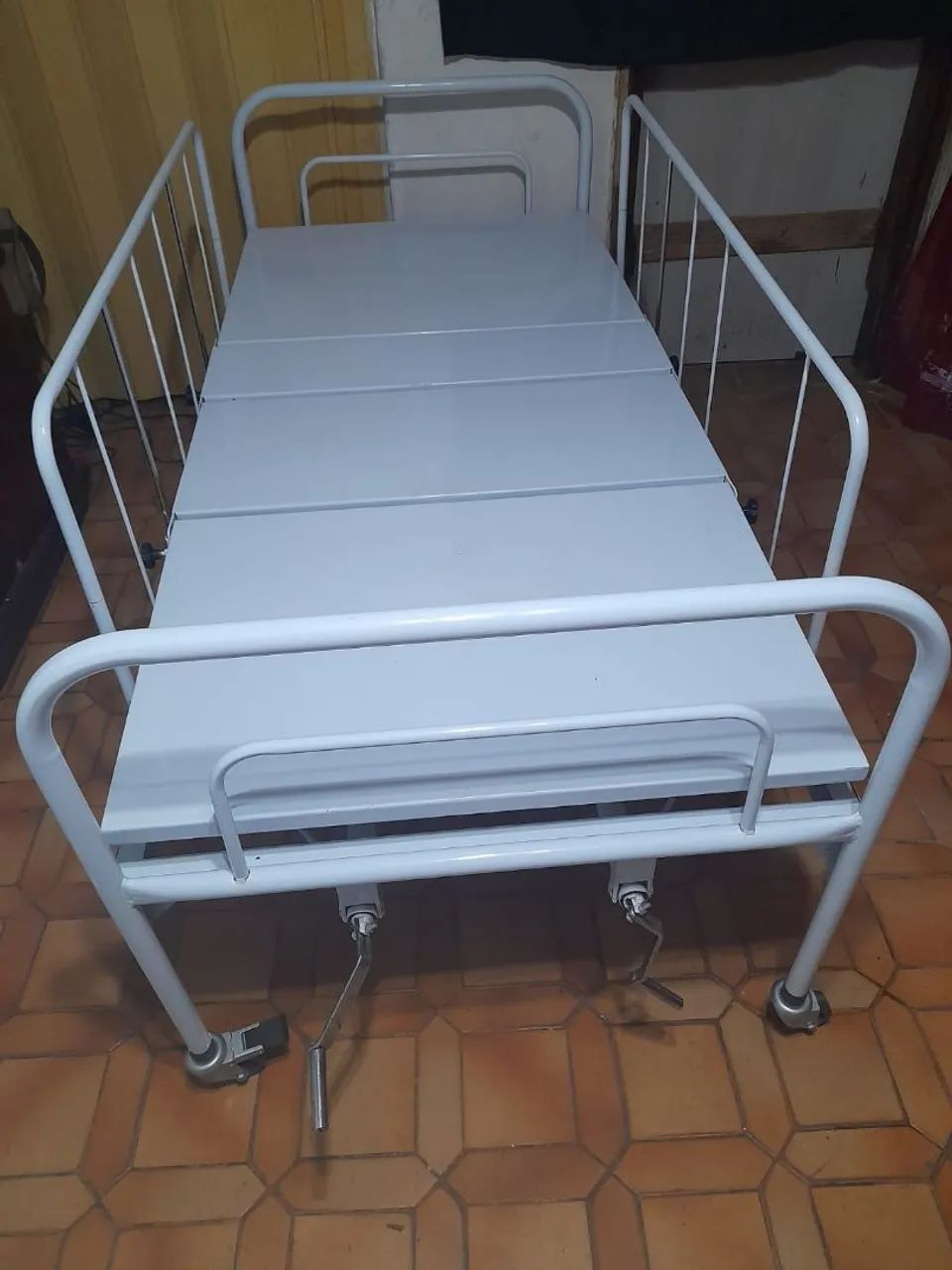 CAMA HOSPITALAR COM DUAS GRADES E COLCHÃO ! ! !  - Foto 4