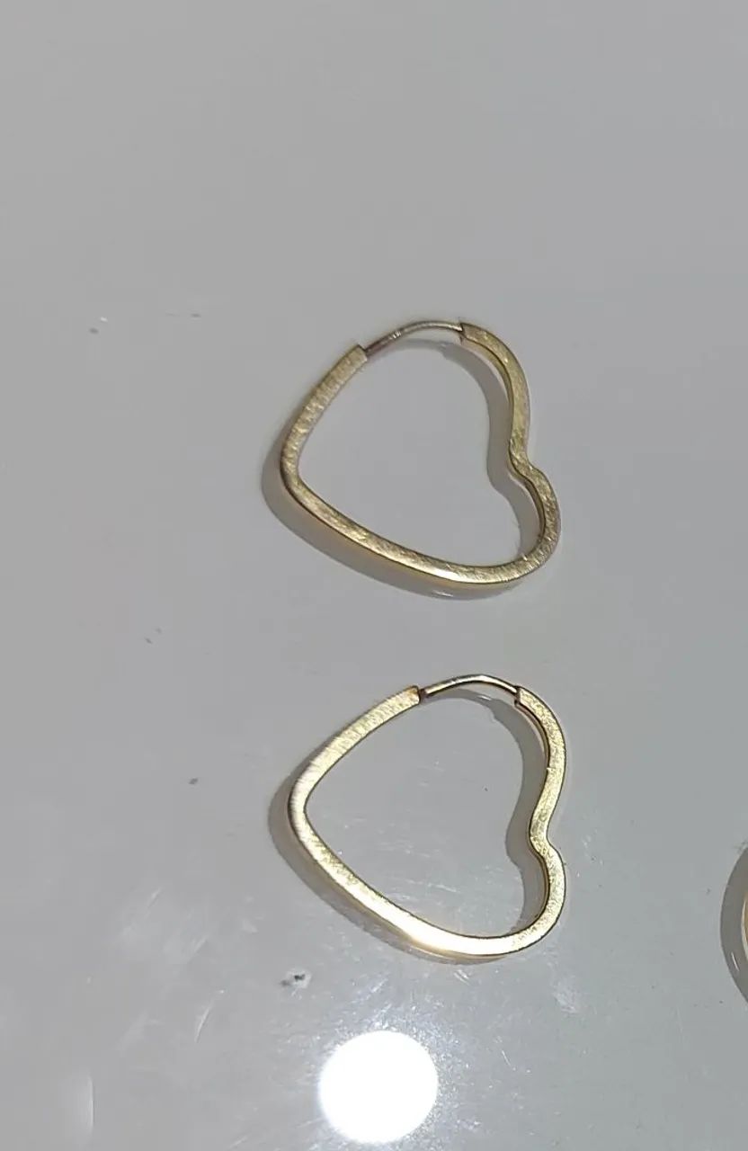 Brinco de ouro 18k coração p grossa 