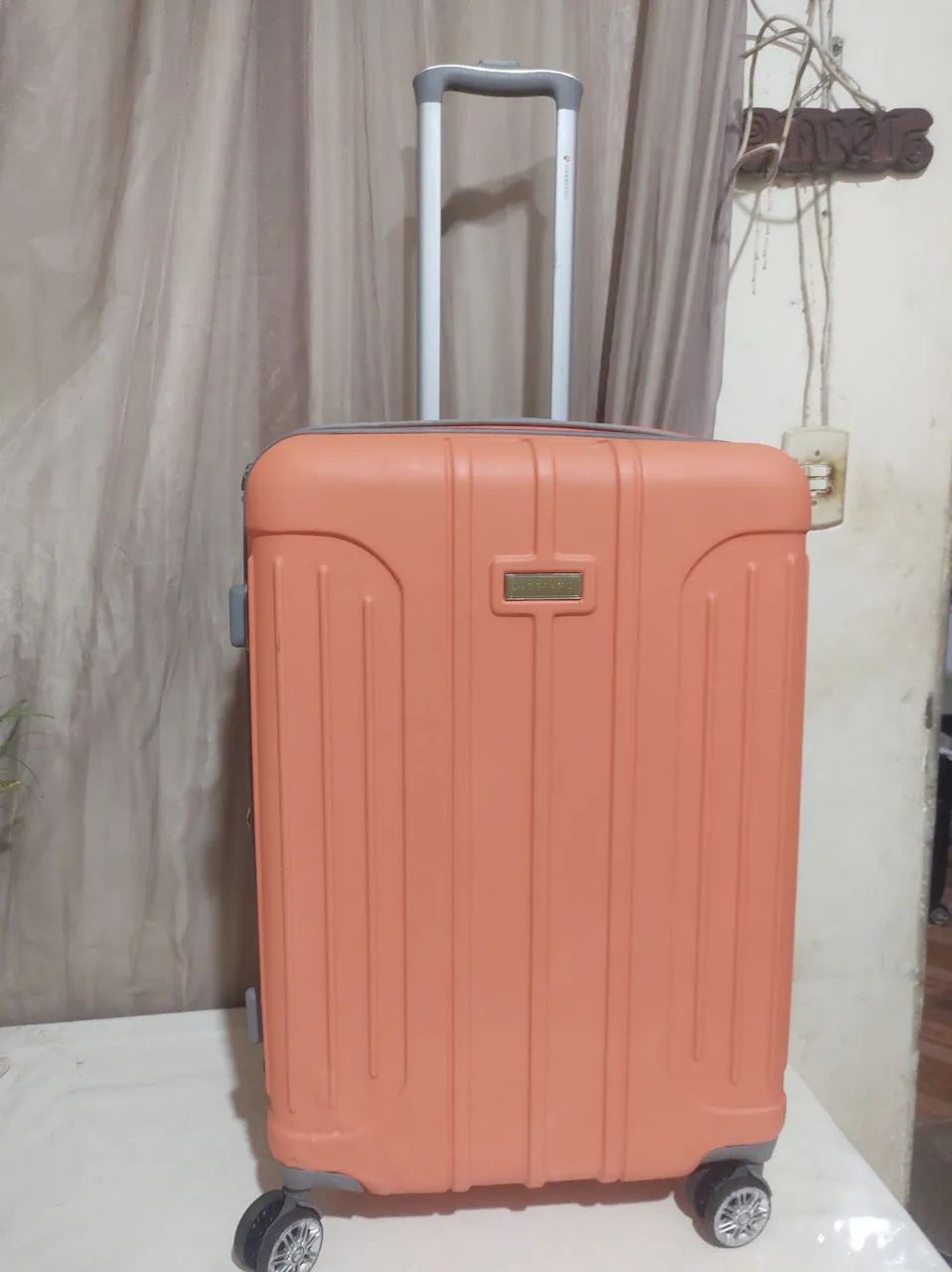 Vendo uma mala de material rígido de 14kg media  - Foto 2