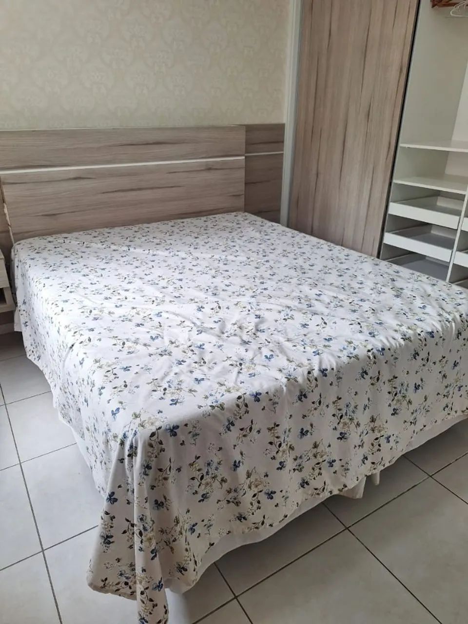 Vende-se cama box queen com colchão emma