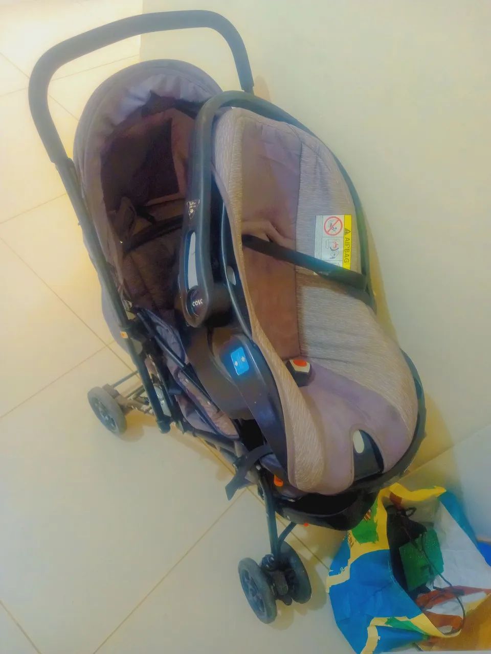 Vendo carrinho de bebê + bebê conforto marca cosco - Foto 2
