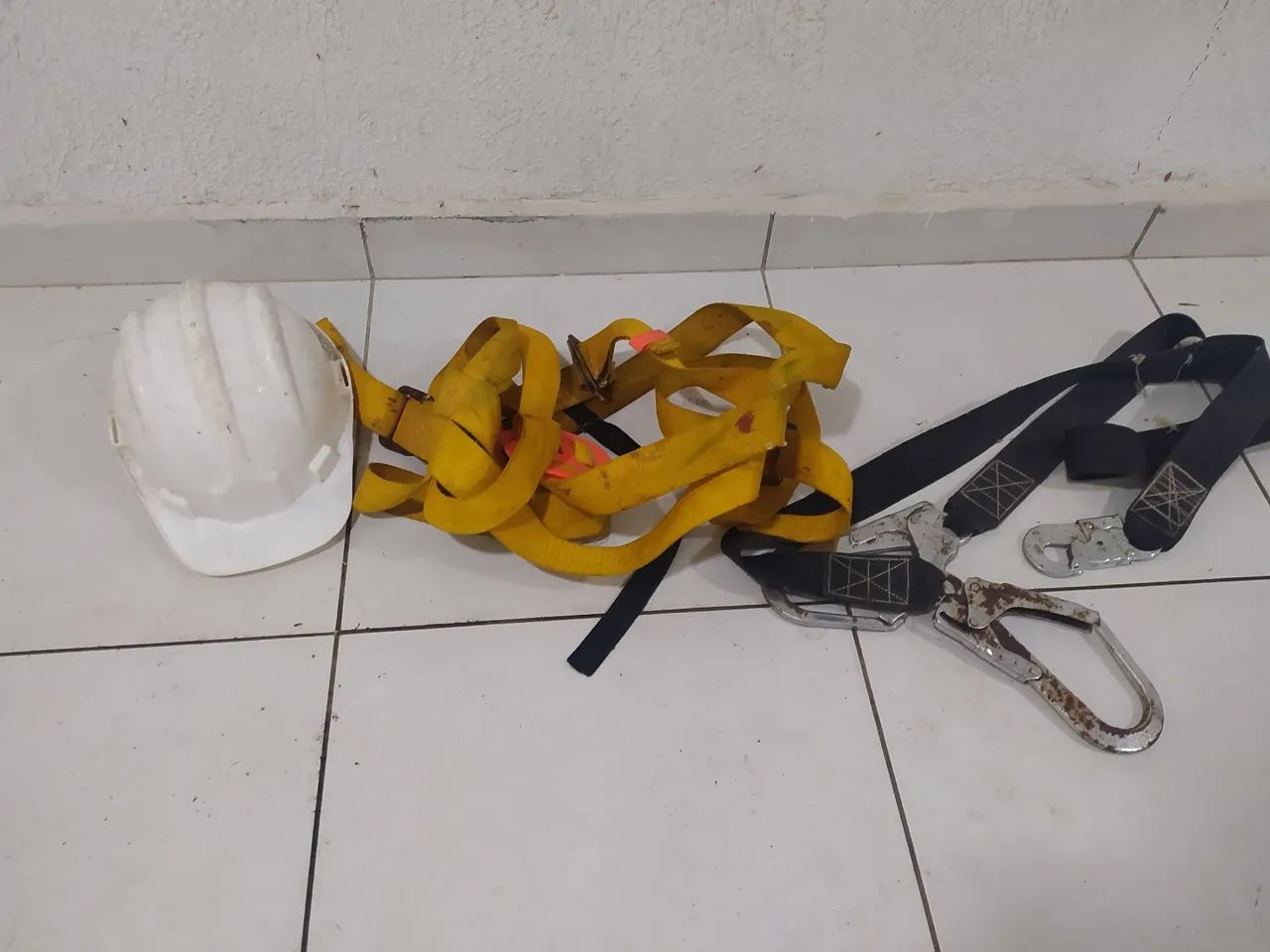 Cinto segurança com capacete  - Foto 2