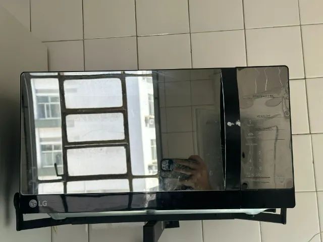 Microondas LG 30 Litros Limpa Fácil MS3043BR