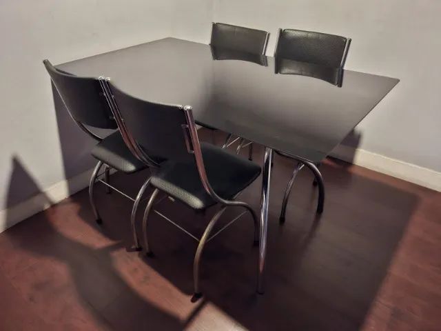 Mesa de vidro preto com 4 cadeiras
