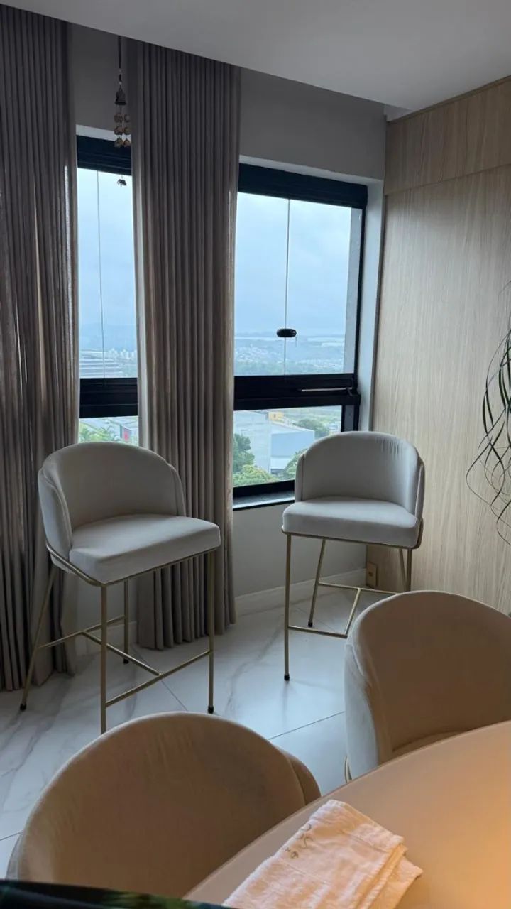 Banquetas com assento estofado e base de aço