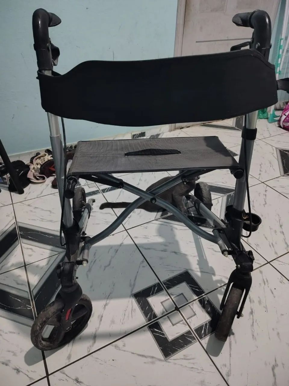 Andador com rodas e freios - Foto 2