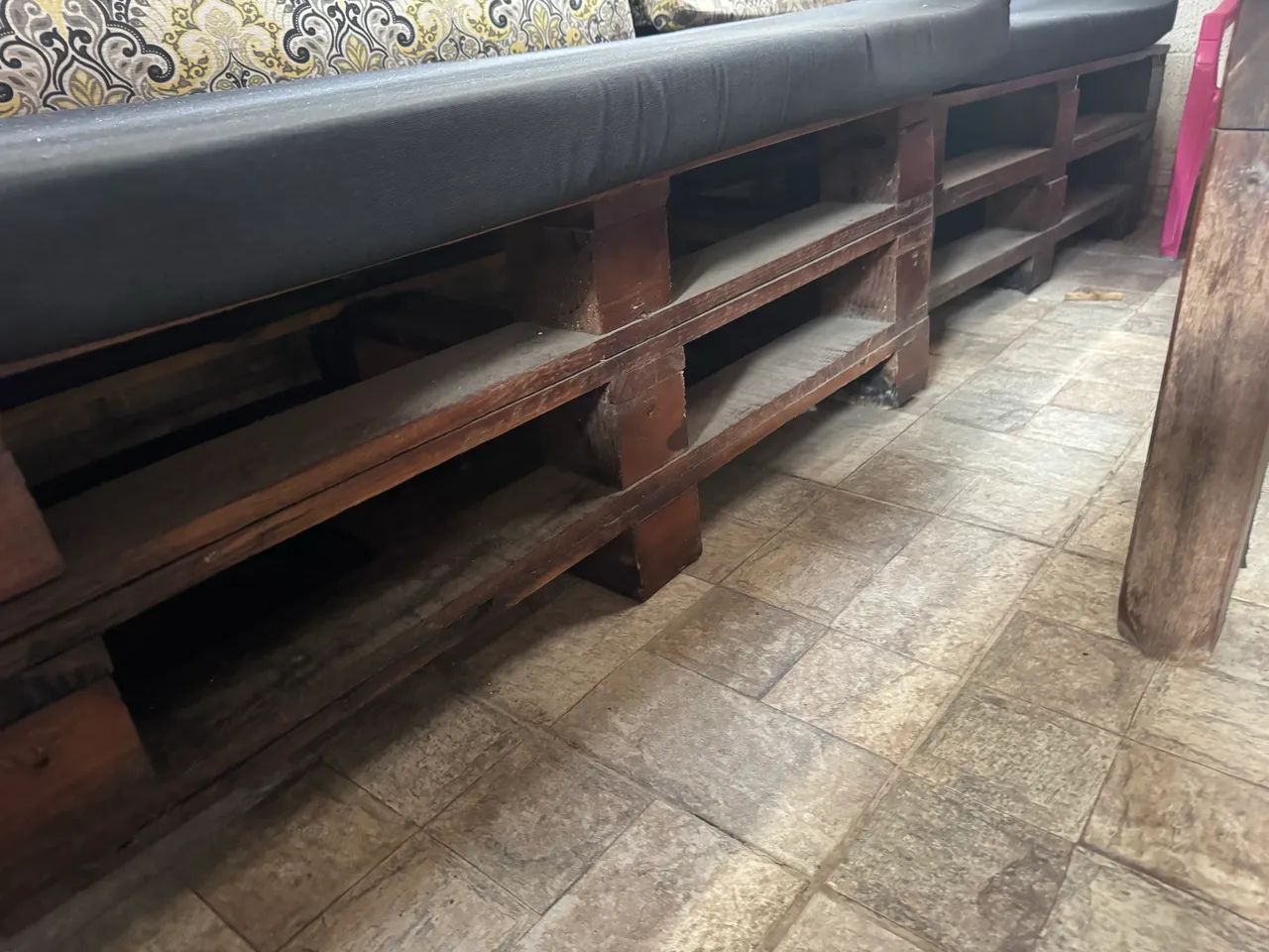 Vendo conjunto de mesa e bancos com estofado para área externa precisando de reparos