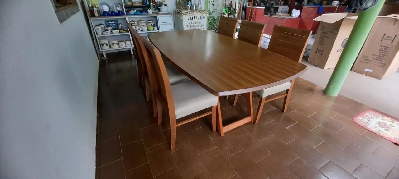 Mesa toda de madeira resistente 