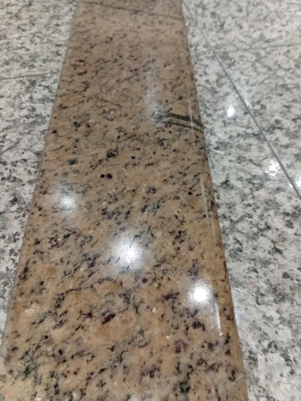 Bancada Balcão de granito muito bonita só quero 200 reais medida 200x25  muito bonita