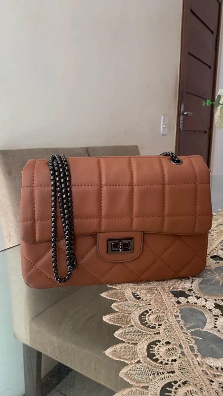 Bolsa Feminina Caramelo com Alça de Corrente