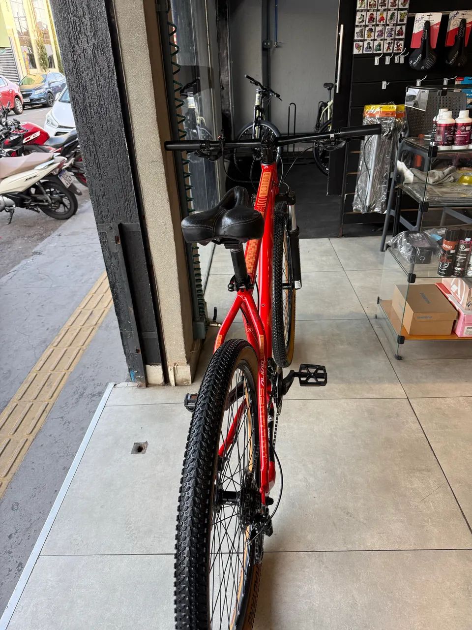 Bicicleta aro 29, 21 marchas, quadro de alumínio e freio hidráulico