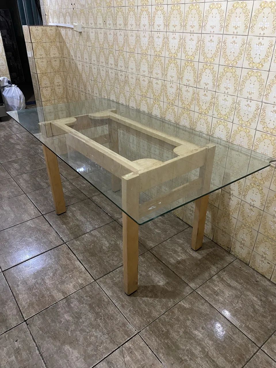 Mesa de vidro com pés feito de madeira de lei 