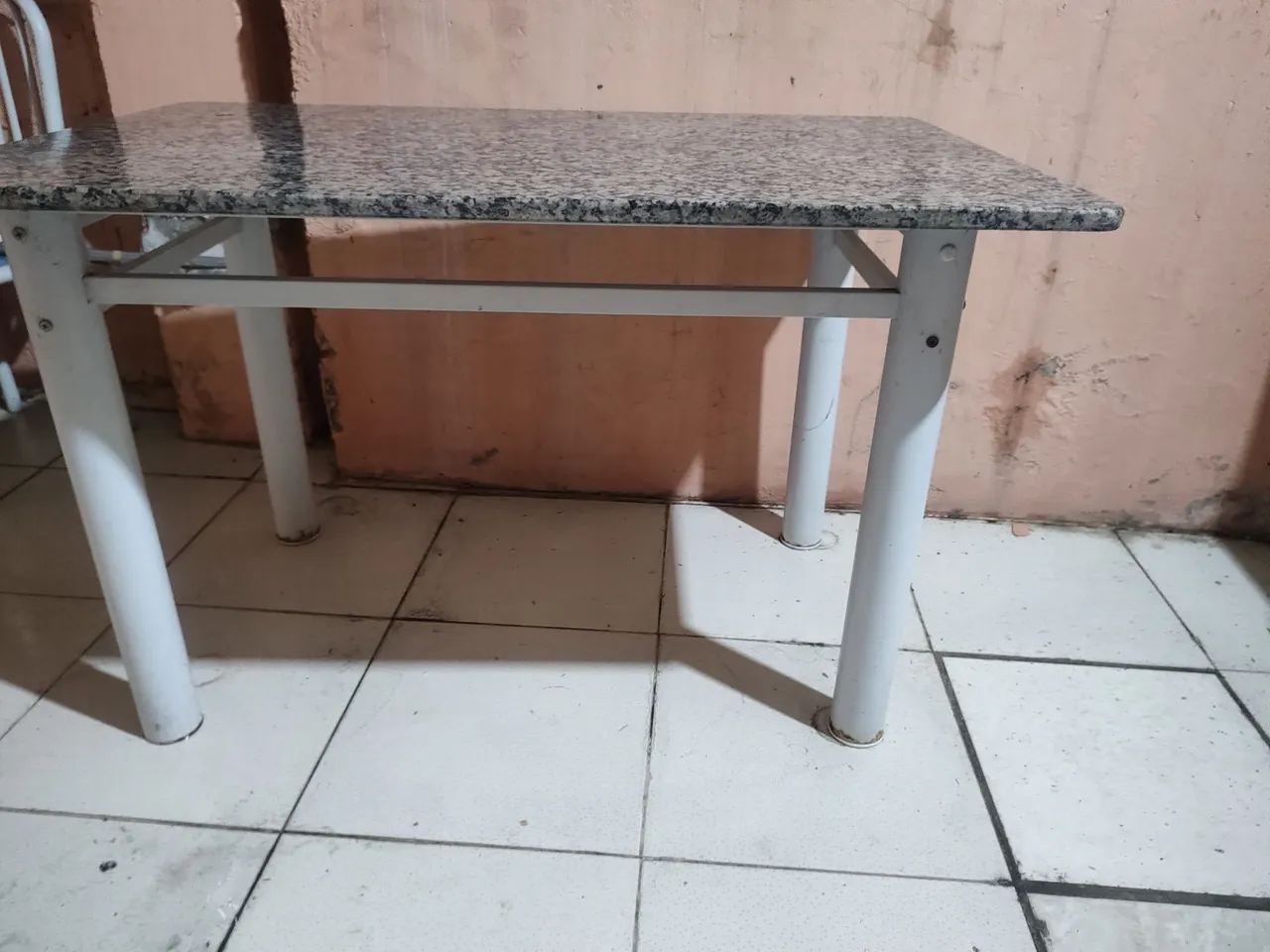 Mesa com tampo de granito 
