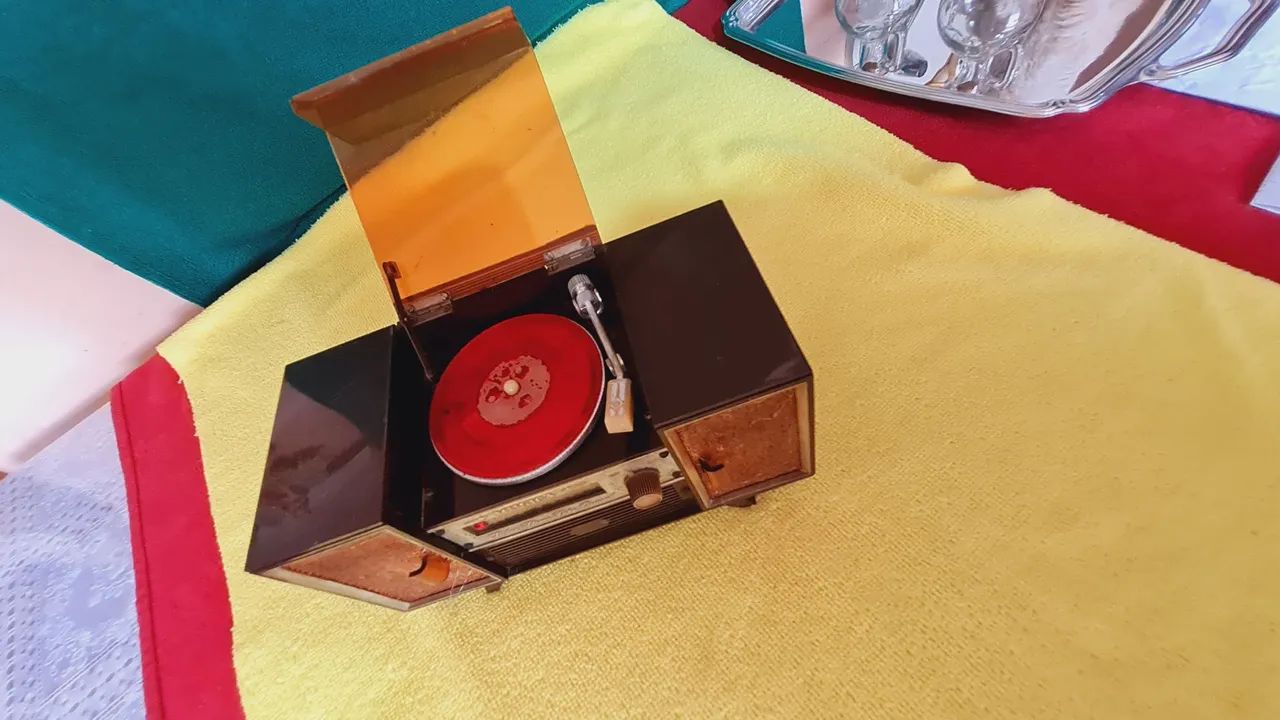 Antiga cx de música funcionando.