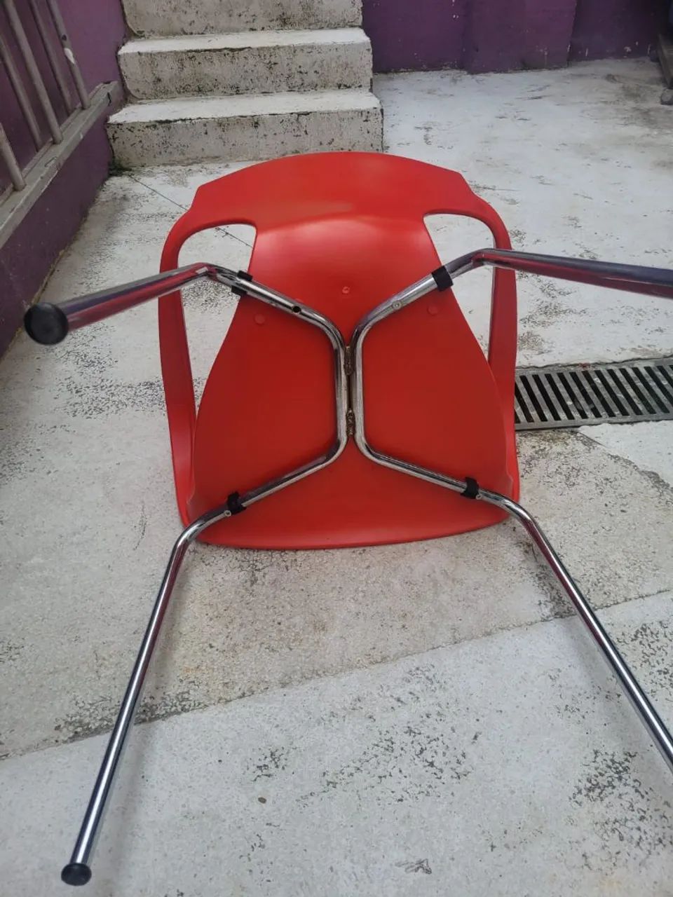 Cadeira vermelhas com pés  cromados praticamente novas - Foto 3