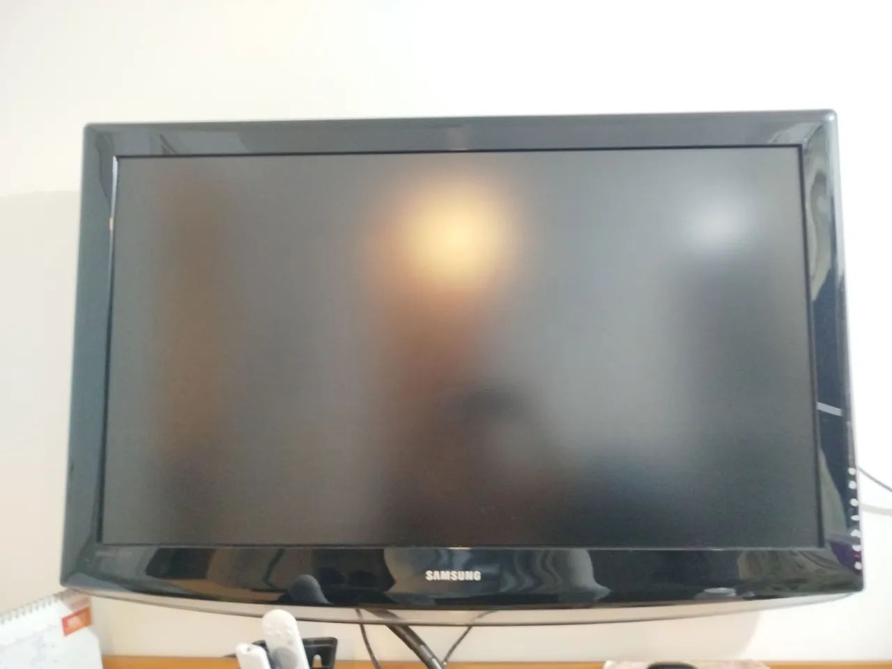 Tv Samsung LCD 40 polegadas (detalhe)