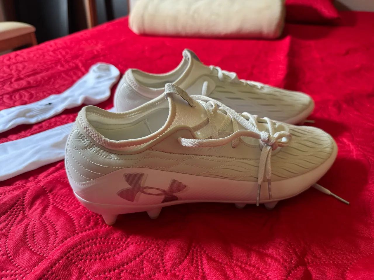 Chuteira Under Armour Magnético Select 4 FG + caneleiras Adidas e