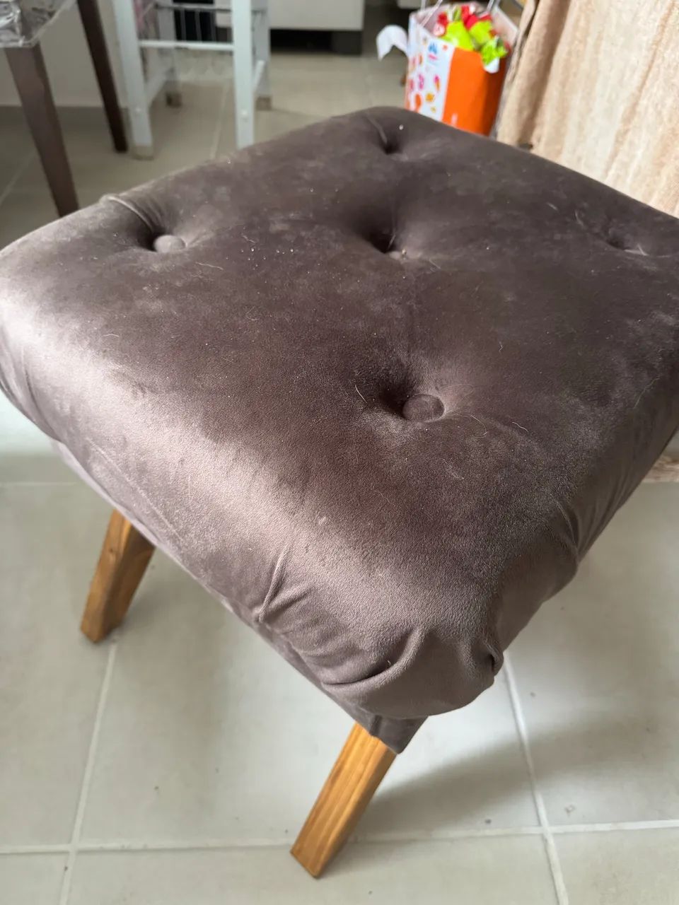 Puff lindo com pés de madeira  - Foto 2
