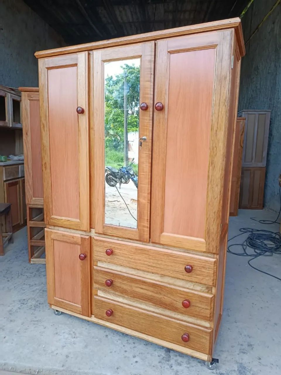 Guarda roupa de solteiro madeira maciça 3 portas 