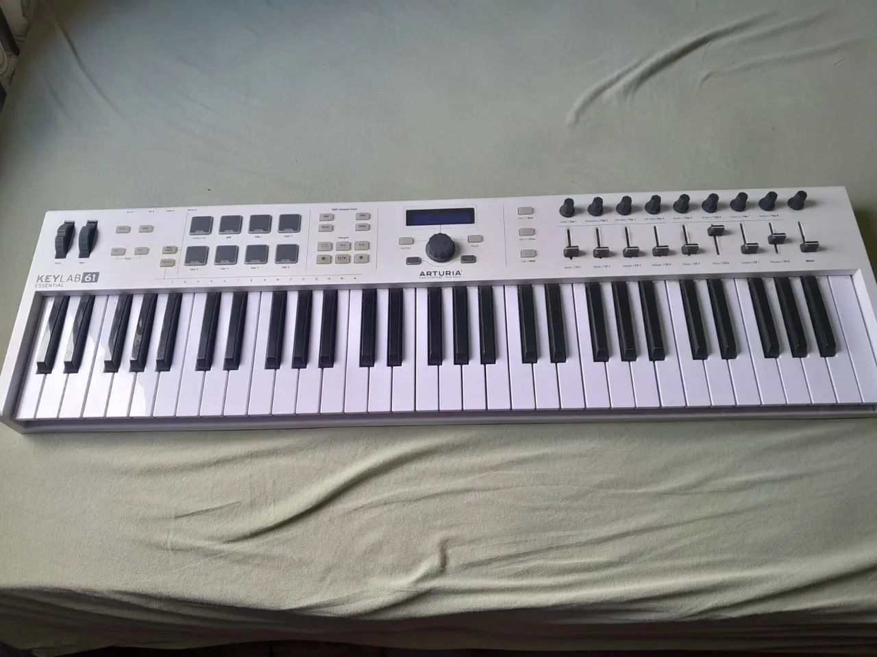 Controlador MIDI - Arturia Keylab Essential 61 Teclas - Foto 3