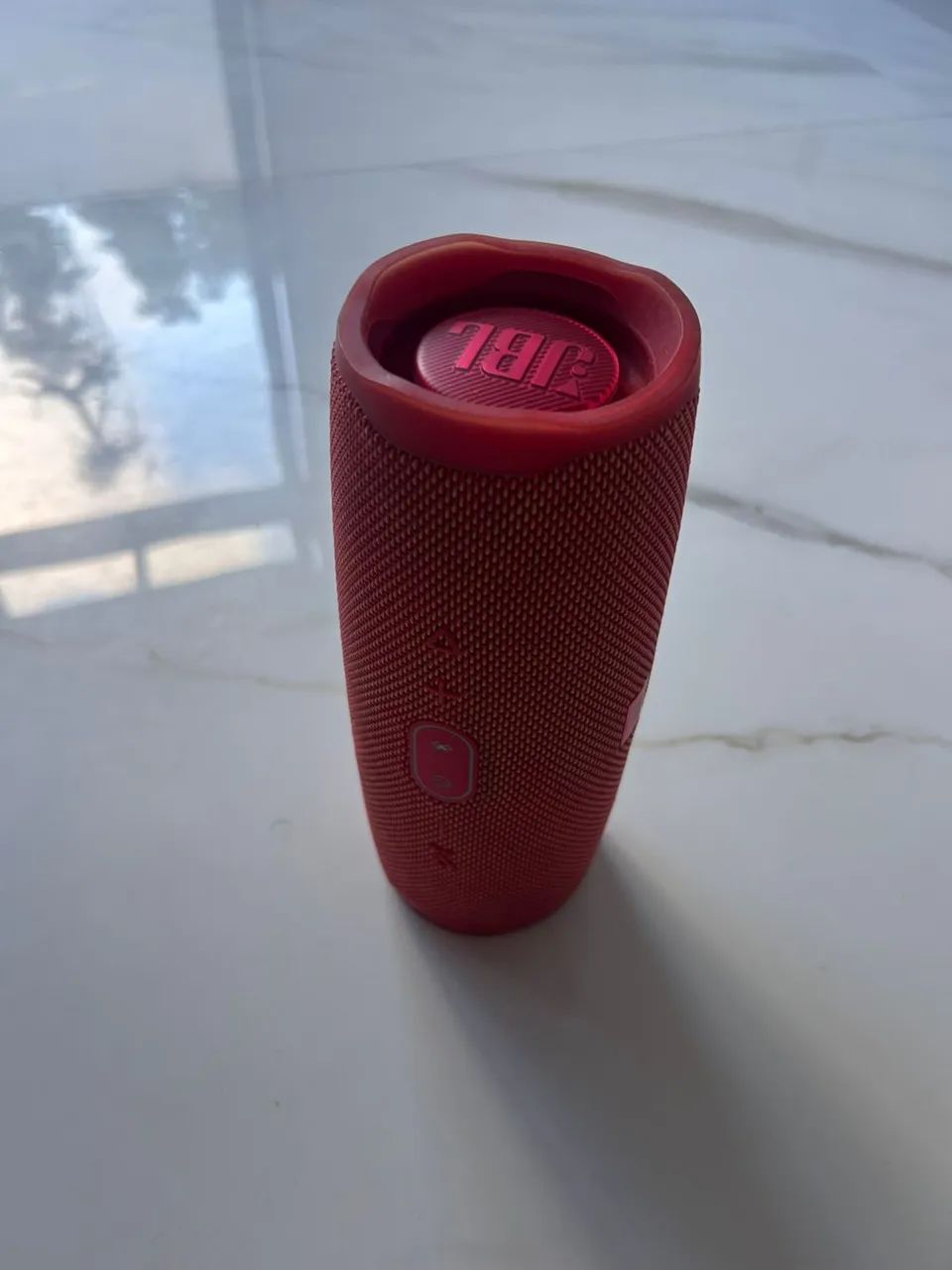 JBL Charge 4 na cor Vermelha - Equipamentos e Acessórios de Som