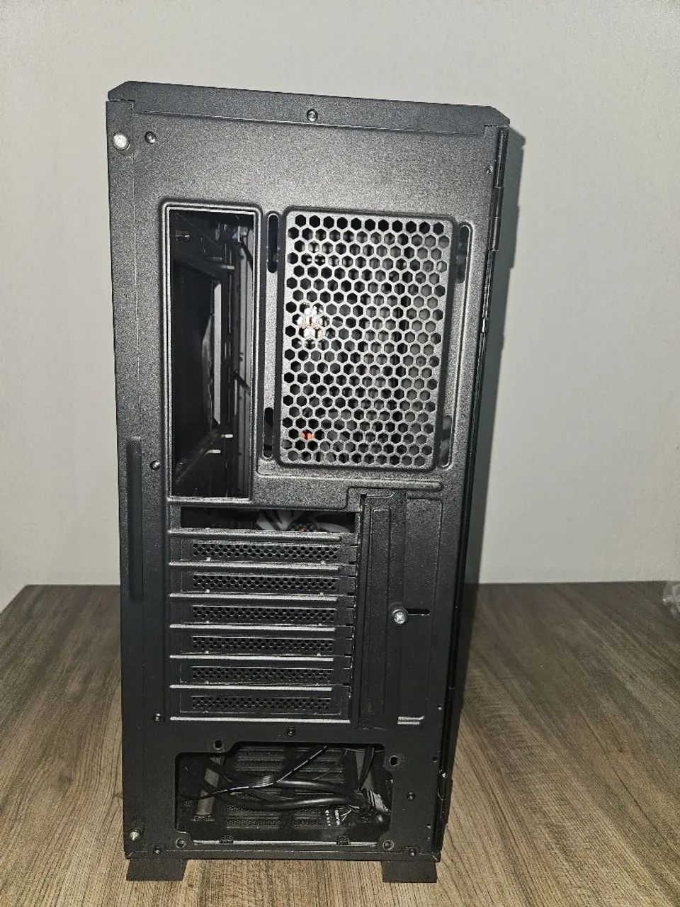 gabinete gamer Pouter 3 lateral vidro - Foto 6