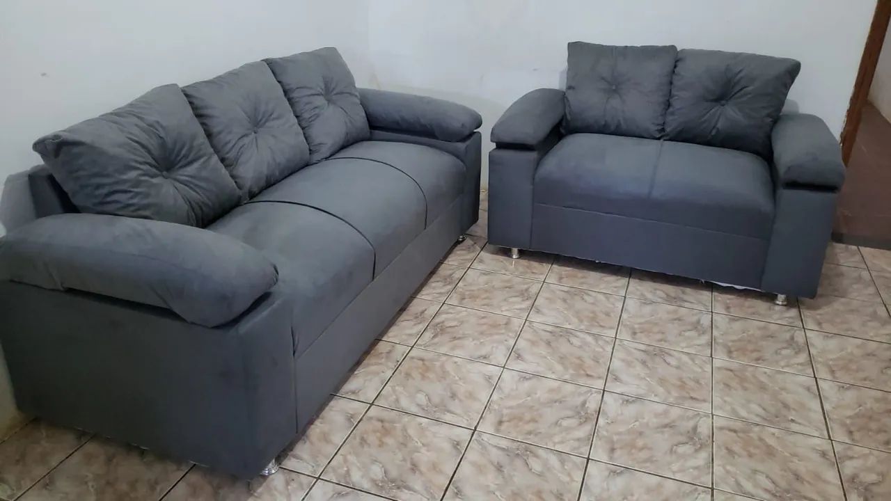 Conjunto de sofá com assento firme e confortável.