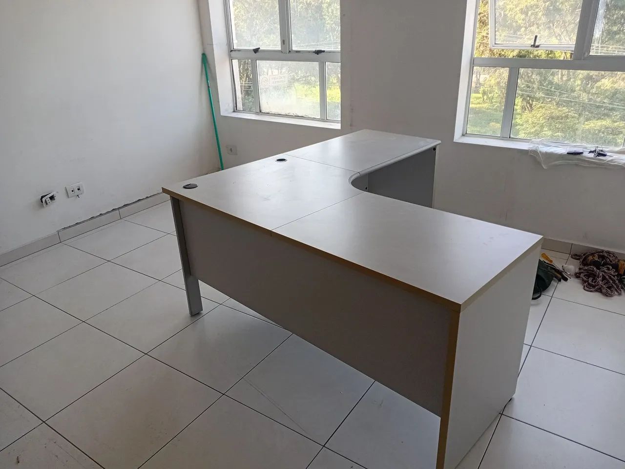 Mesa para escritório DL bom estado pesado material bom - Foto 2