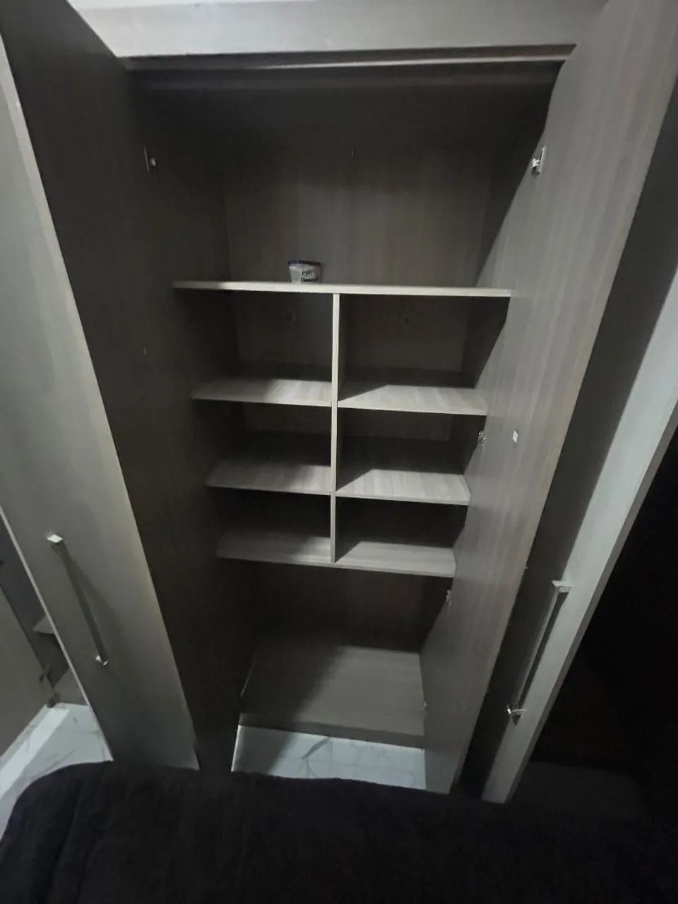 Guarda-roupa 6 portas com espelho - Foto 5