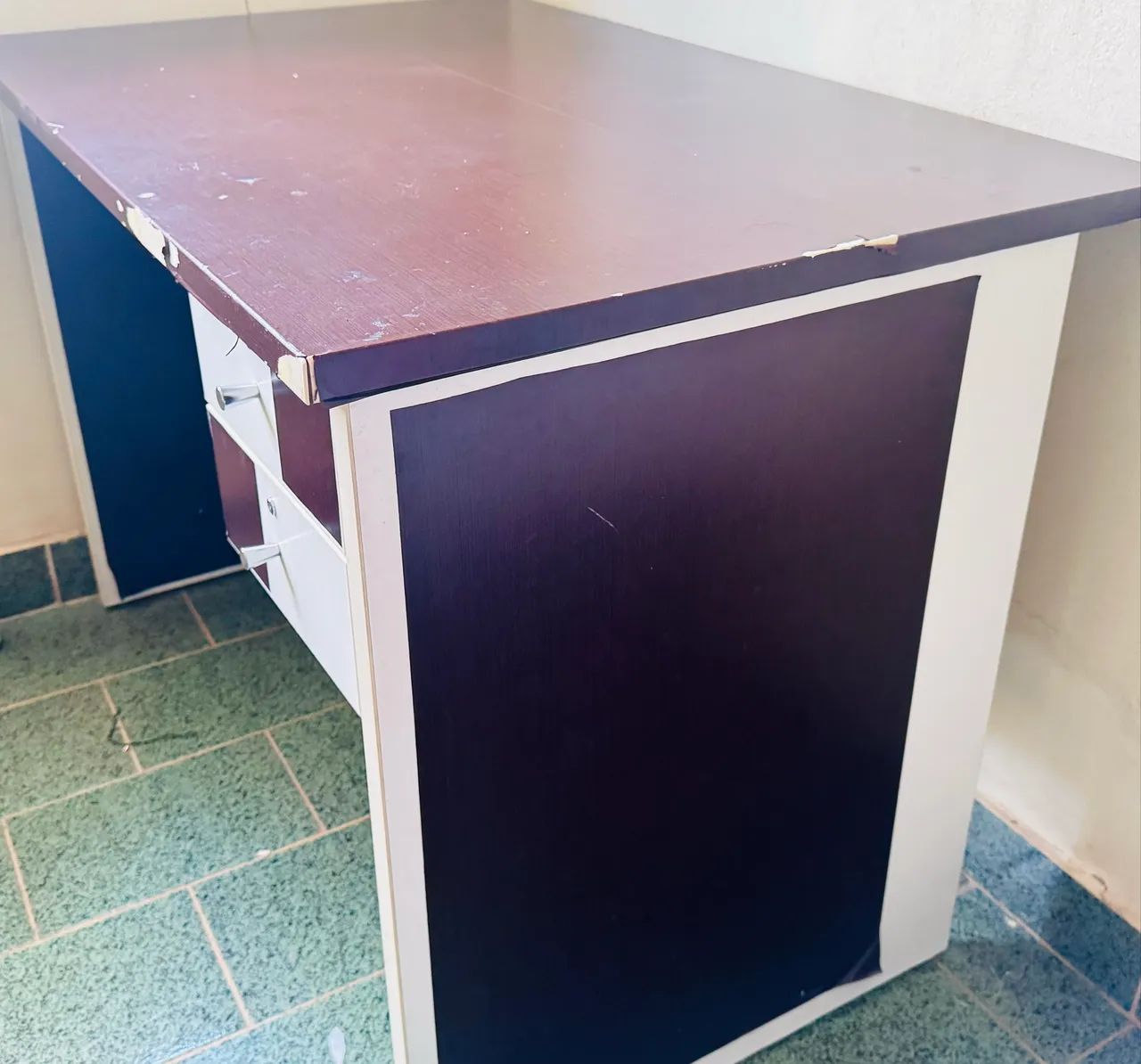 Escrivaninha 1m com gavetas (estrutura firme) 