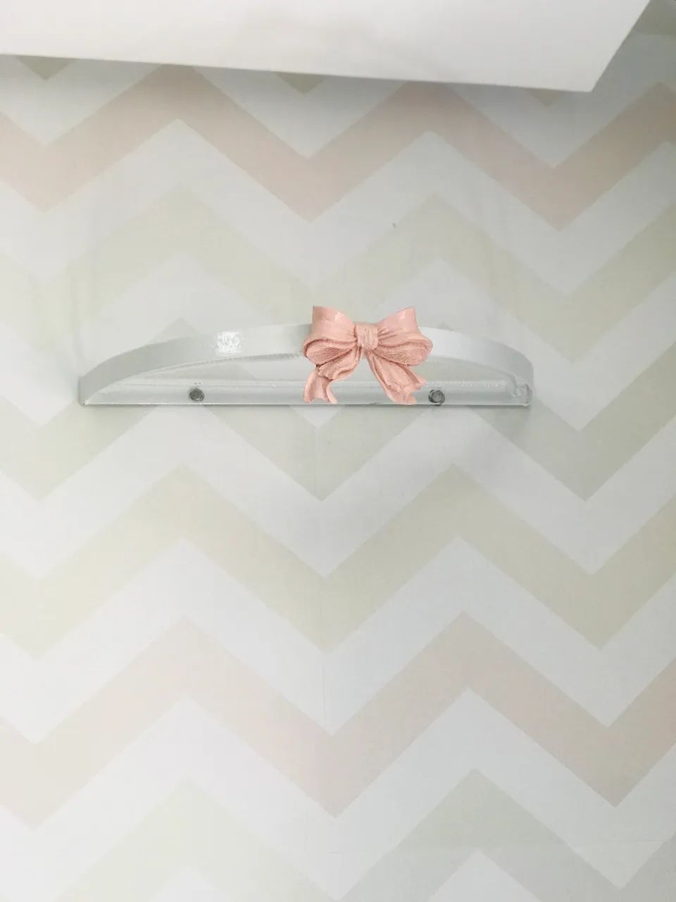 Dossel de parede branco com laço rosa