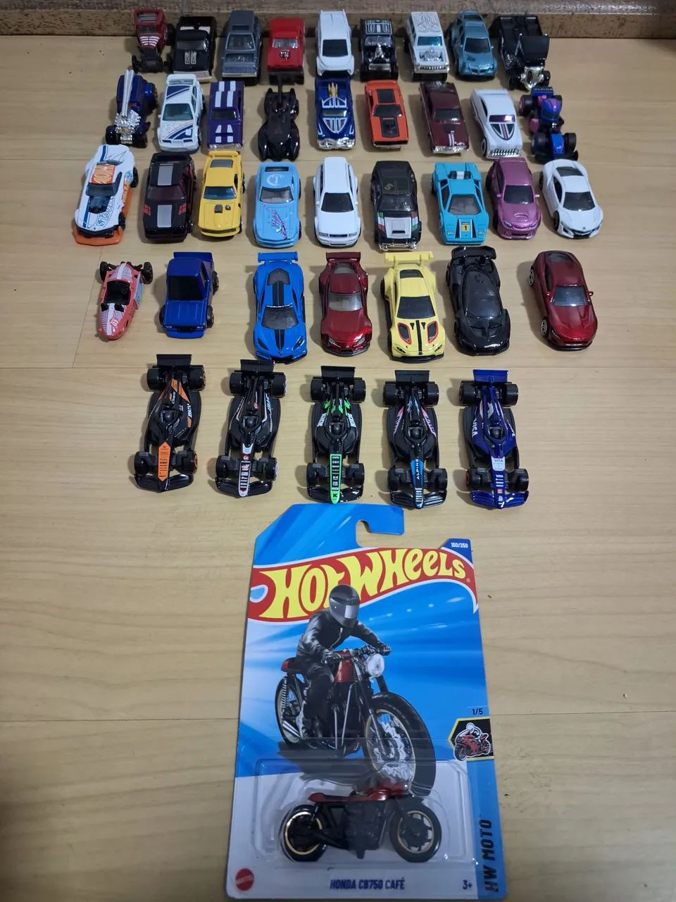 Hot Wheels Diversos  40 Unidades mais BRINDE 