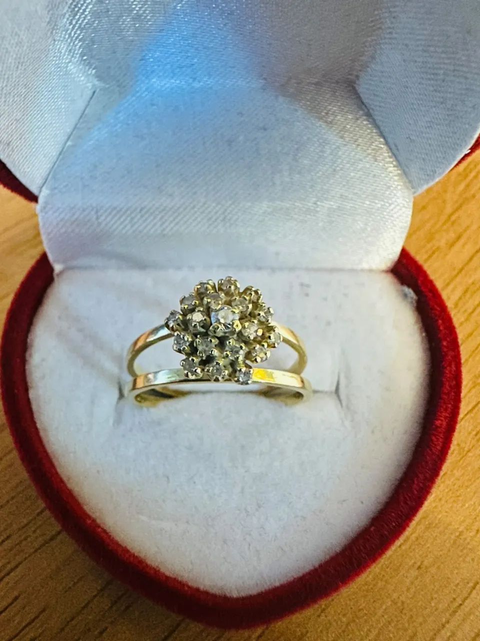 Anel em ouro 18k com brilhantes 2,8 Gramas