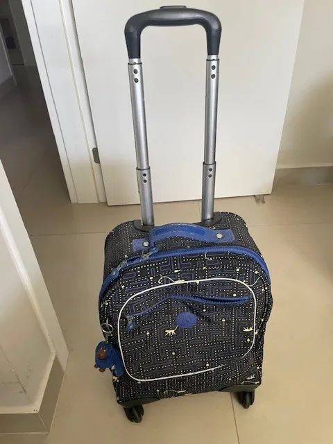 Mochila Kipling com rodinhas - Bom Estado (PAC MAN) - Foto 3