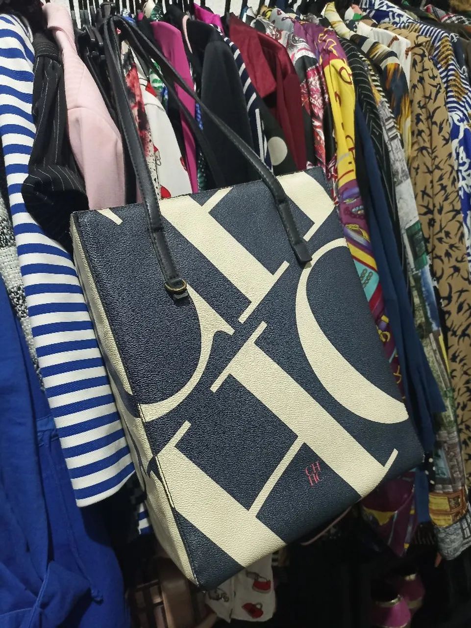 Bolsa Carolina Herrera preta e branca  - Foto 2